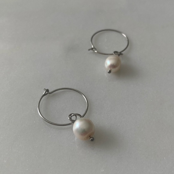 Handmade pearl hoop earrings - Picture 2 of 5